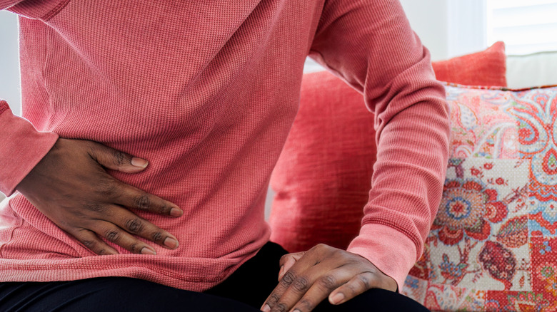 Vrouw met ongemak met maag