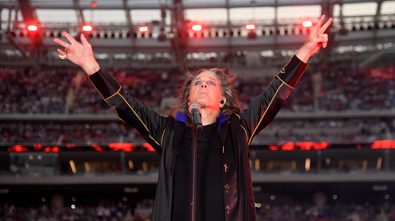Ozzy Osbourne op het podium in september 2022
