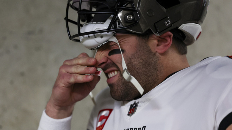 Tampa Bay Buccaneer Baker Mayfield met behulp van ruikende zouten