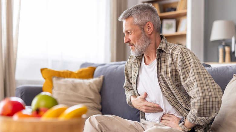 Een man met Gerd vasthoudt