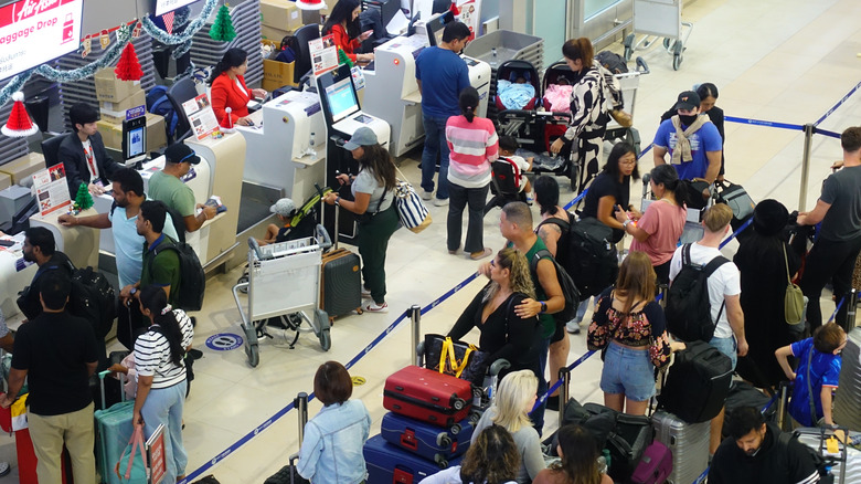 Mensen op een luchthaven