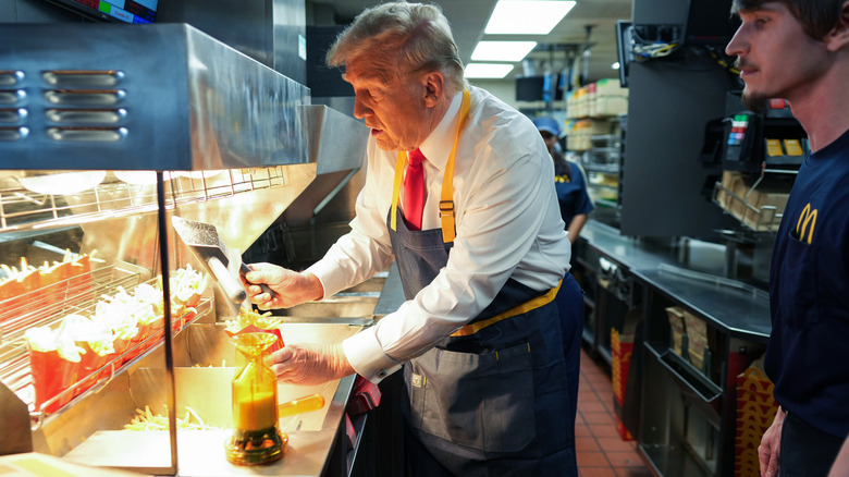 Donald Trump geeft friet af in een paper met een container