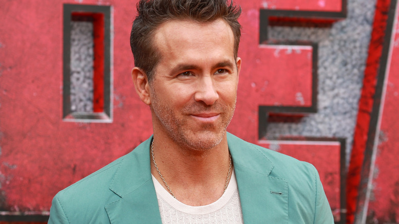 Ryan Reynolds staat op de rode loper voor de première van
