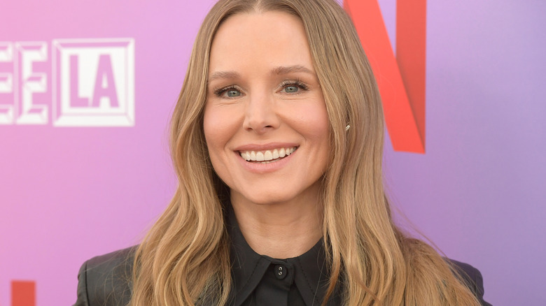 Kristen Bell poseert voor verslaggevers tijdens een entertainmentevenement