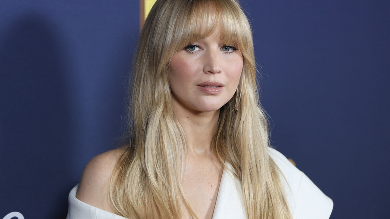 Jennifer Lawrence poseert voor verslaggevers op de rode loper