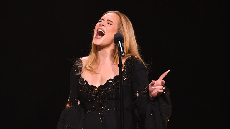 Adele presteert op het podium in Las Vegas