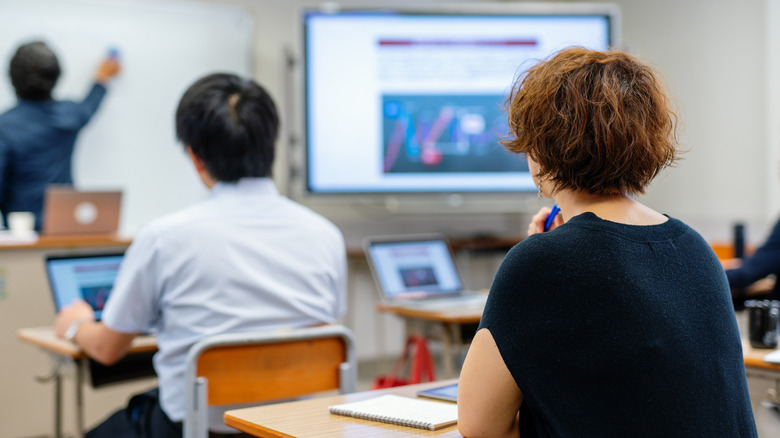 Volwassenen in een klaslokaal leren een les van leraar