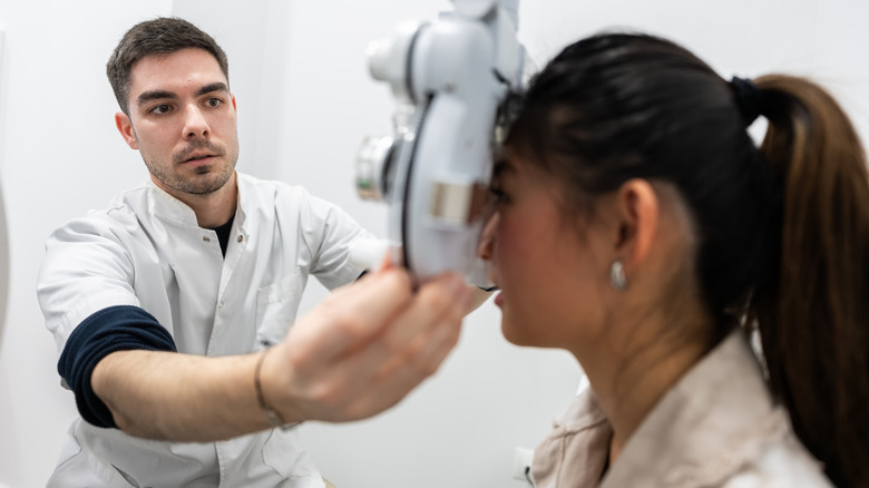 Een vrouw bij de optometrist die haar ogen heeft onderzocht