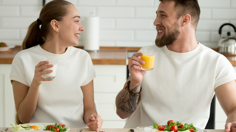 Jonge vrouw drinkt een glas karnemelk