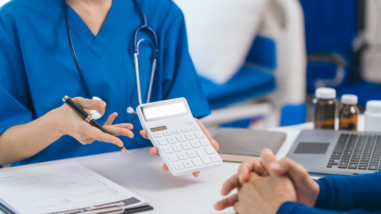 Medische professional met het resultaat van de patiëntkosten