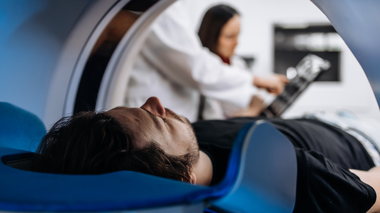 man in MRI-scanmachine met technologie op de achtergrond
