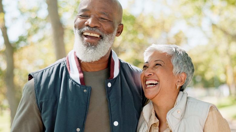 volwassen paar lachen samen buiten