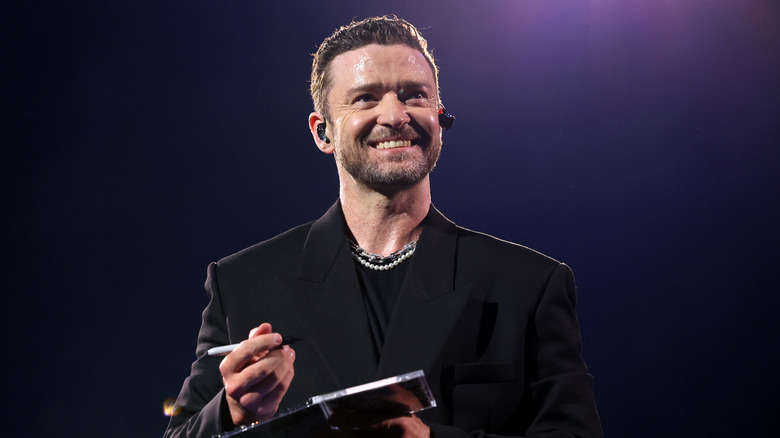 Muzikant Justn Timberlake glimlachend op het podium