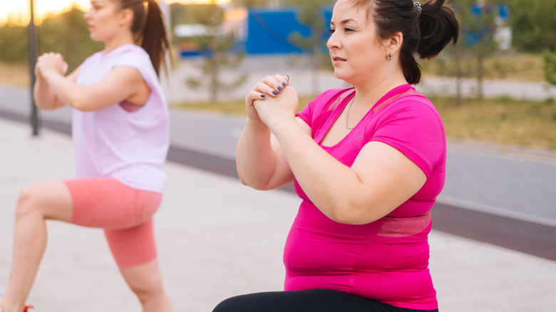vrouw die op één been staat