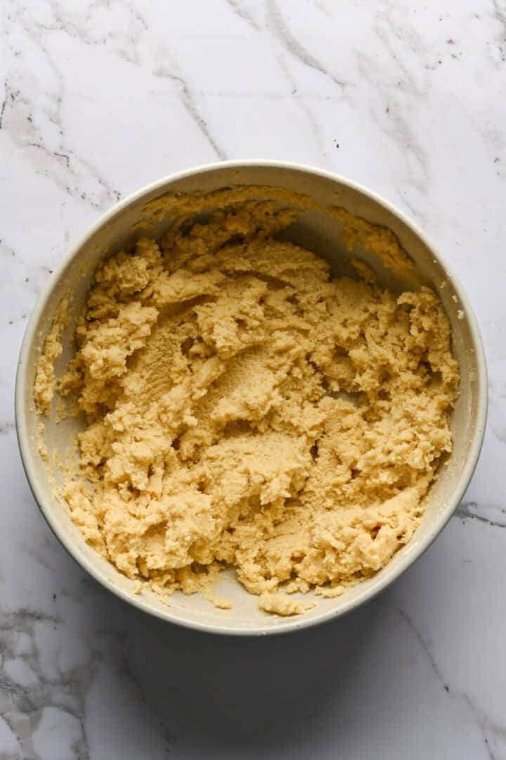 Suikerkoekjesdeeg in een witte mengkom.