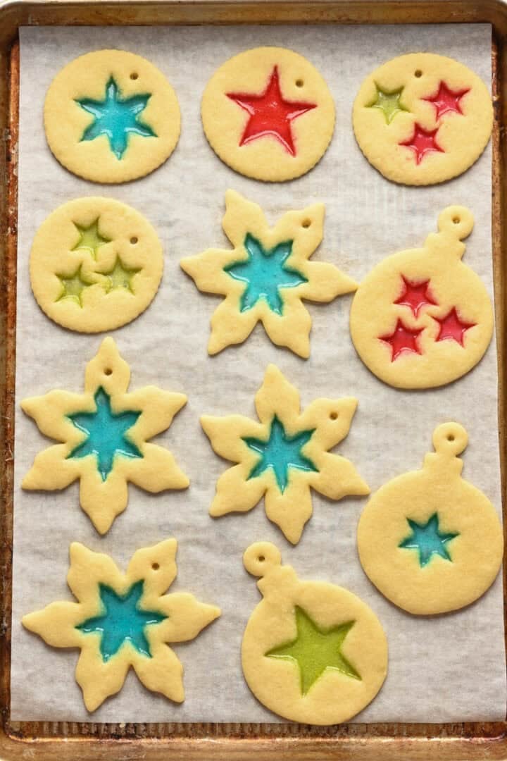 gebrandschilderde koekjesornamenten na het bakken.