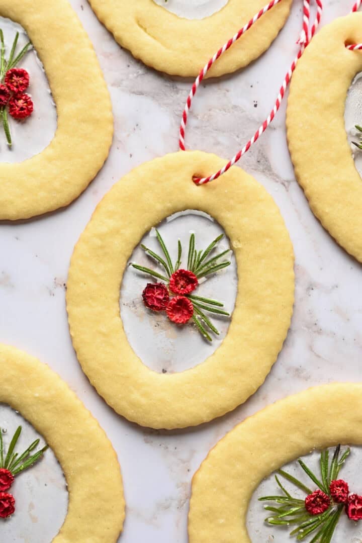 Koekjesornament van glas-in-lood met een helder glazen midden en een hulstversiering.