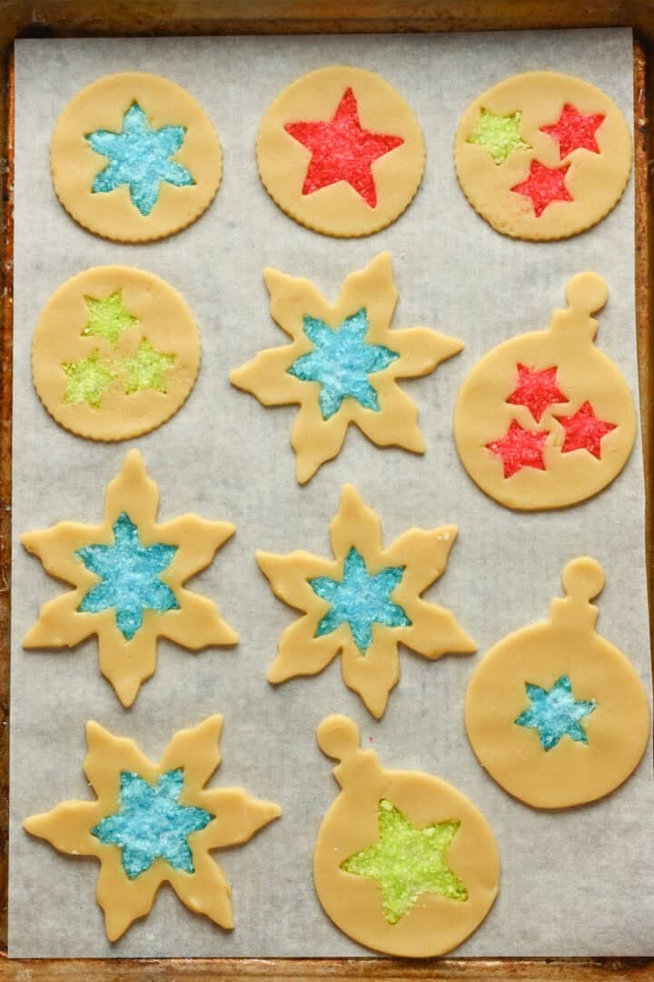 gebrandschilderde koekjesornamenten voor het bakken.