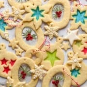 Bovenaanzicht van gebrandschilderde cookie-ornamenten op witte achtergrond.