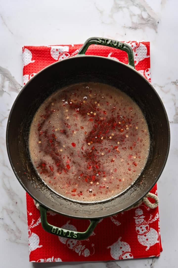 Bovenaanzicht van rode pepergelei na het koken.