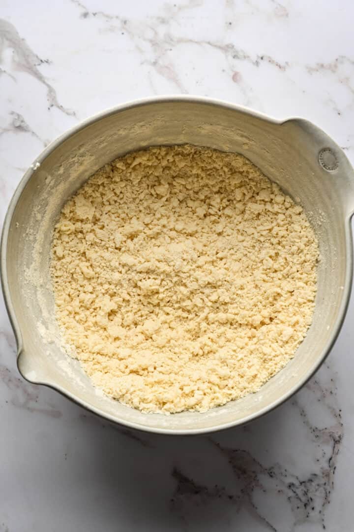 Droge en natte ingrediënten gemengd in een kom.