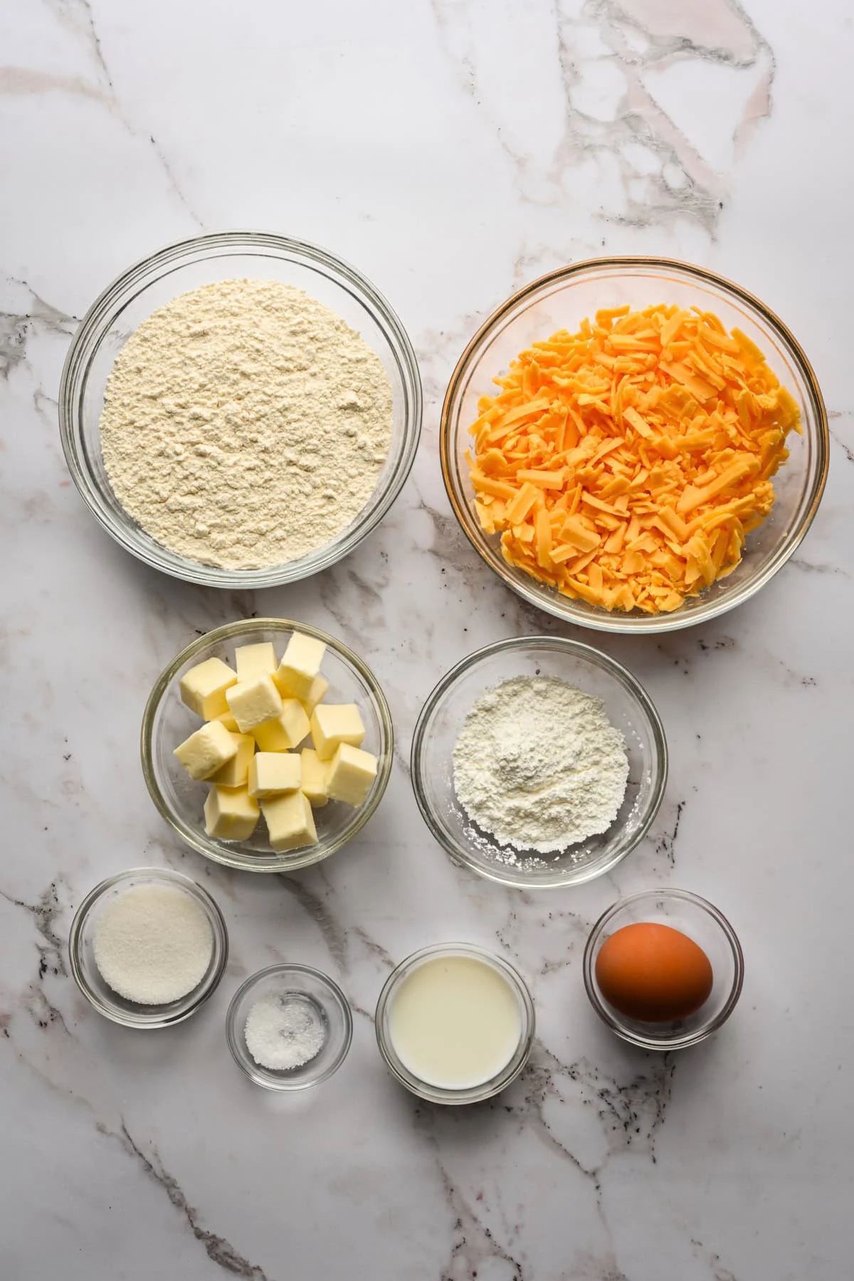 Bovenaanzicht van vingerafdrukingrediënten, waaronder kaas en boter.