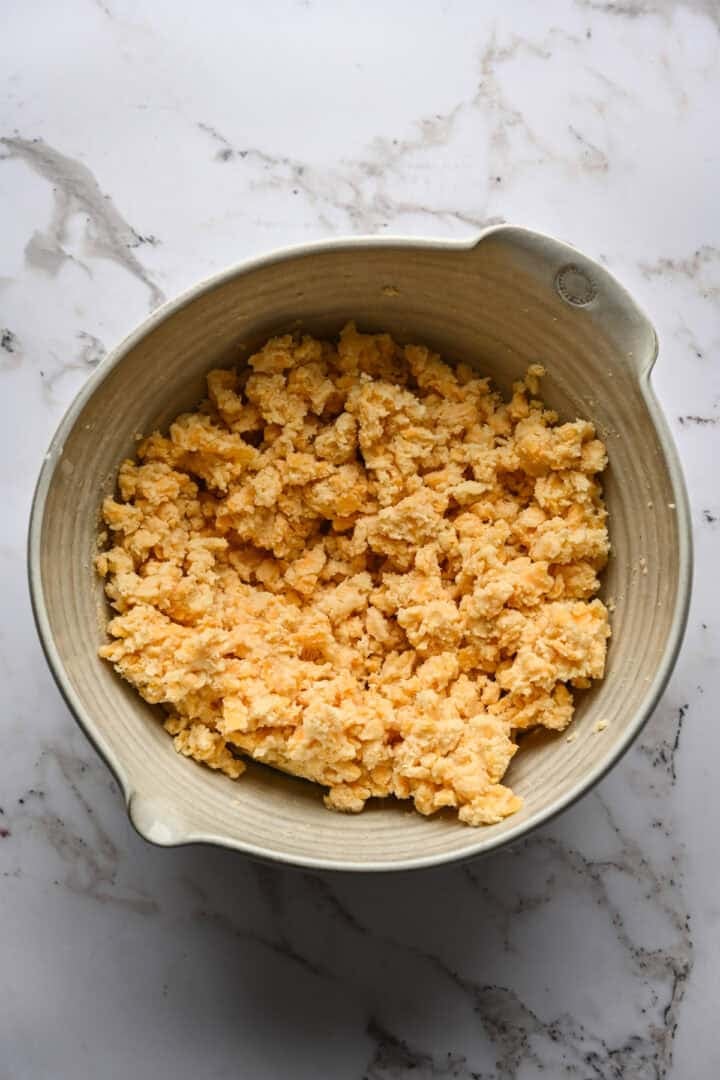 Deeg na het toevoegen van kaas.