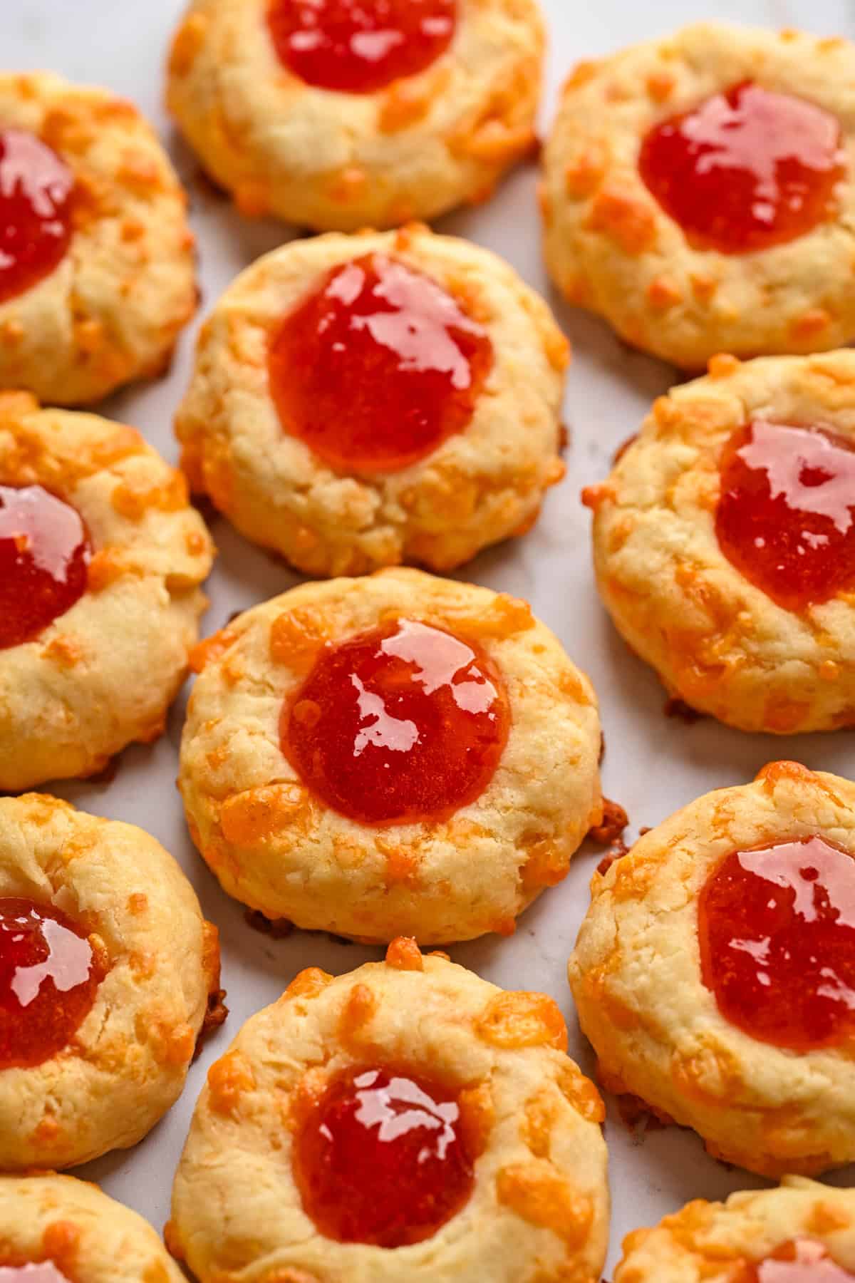 Bovenaanzicht van goedkope vingerafdrukken op een bakplaat.