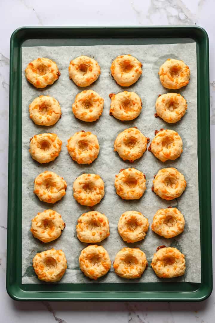 Bovenaanzicht van vingerafdrukken na het bakken.