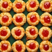 Bovenaanzicht van goedkope vingerafdrukken op een bakplaat.