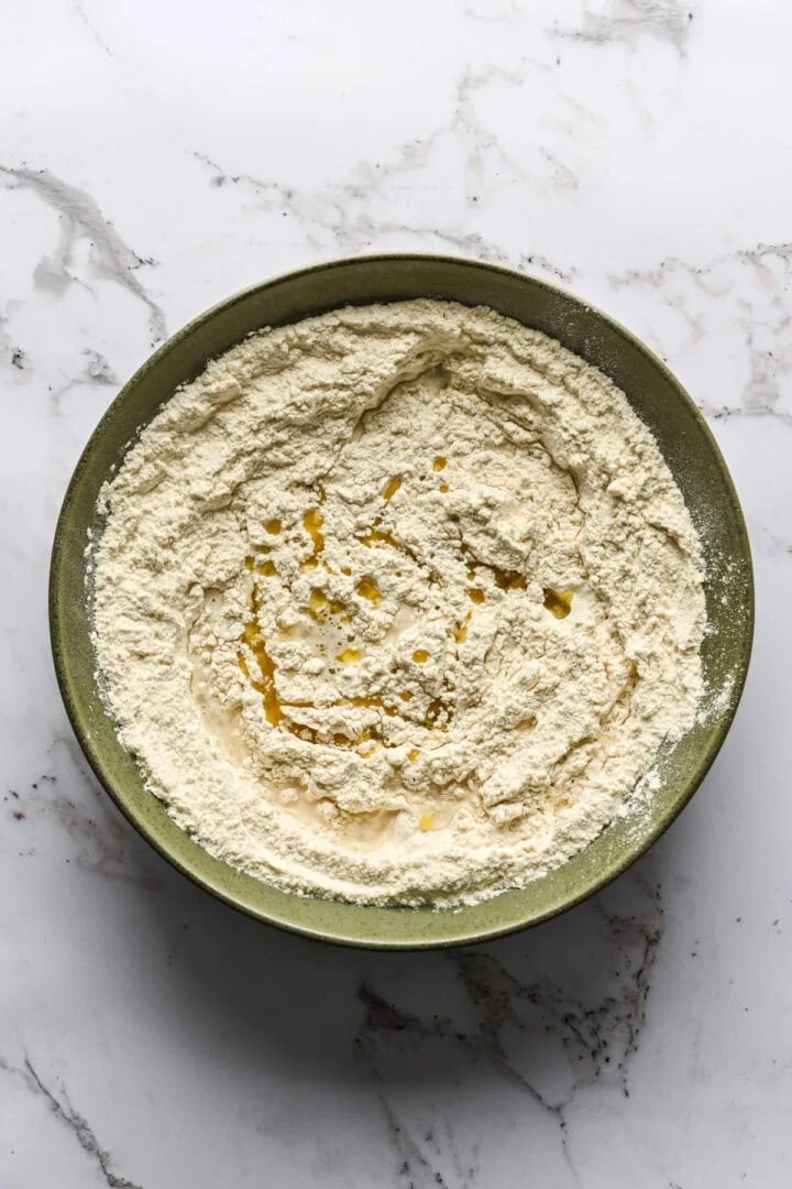 bloemmengsel met water en olijfolie toegevoegd vóór het mengen.