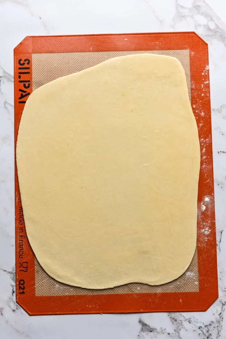 crackerdeeg gerold tot een grote rechthoek.