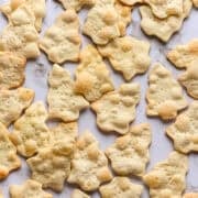 bovenaanzicht van kerstboomvormige crackers op marmer.