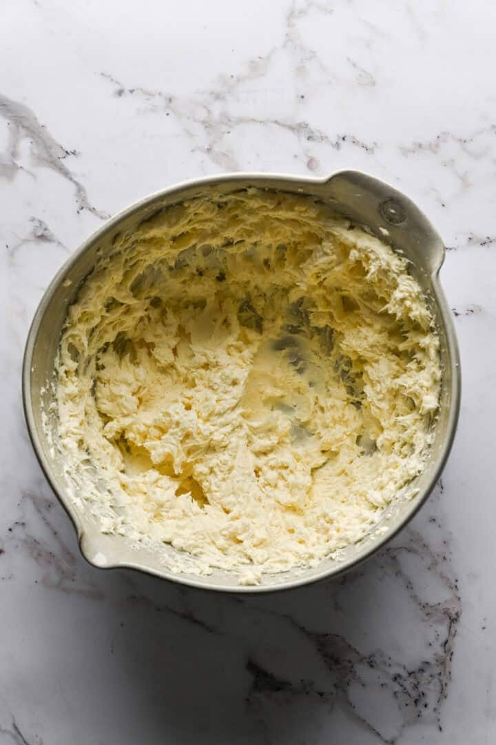 roomkaas, feta en geitenkaas door elkaar gemengd in een kom.