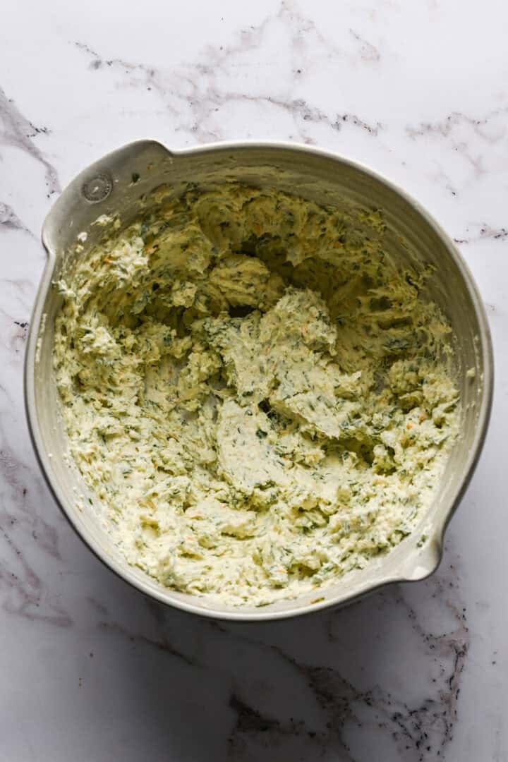 Cheeseball-mengsel in een witte mengkom.