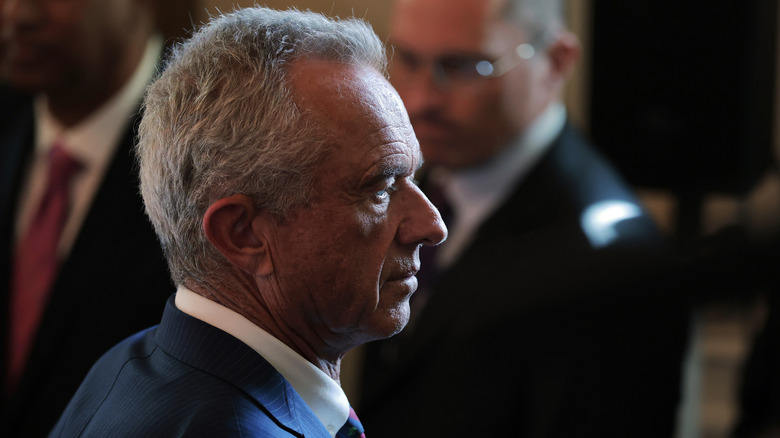 Zijprofiel van RFK Jr. in contrasterende schaduwen.