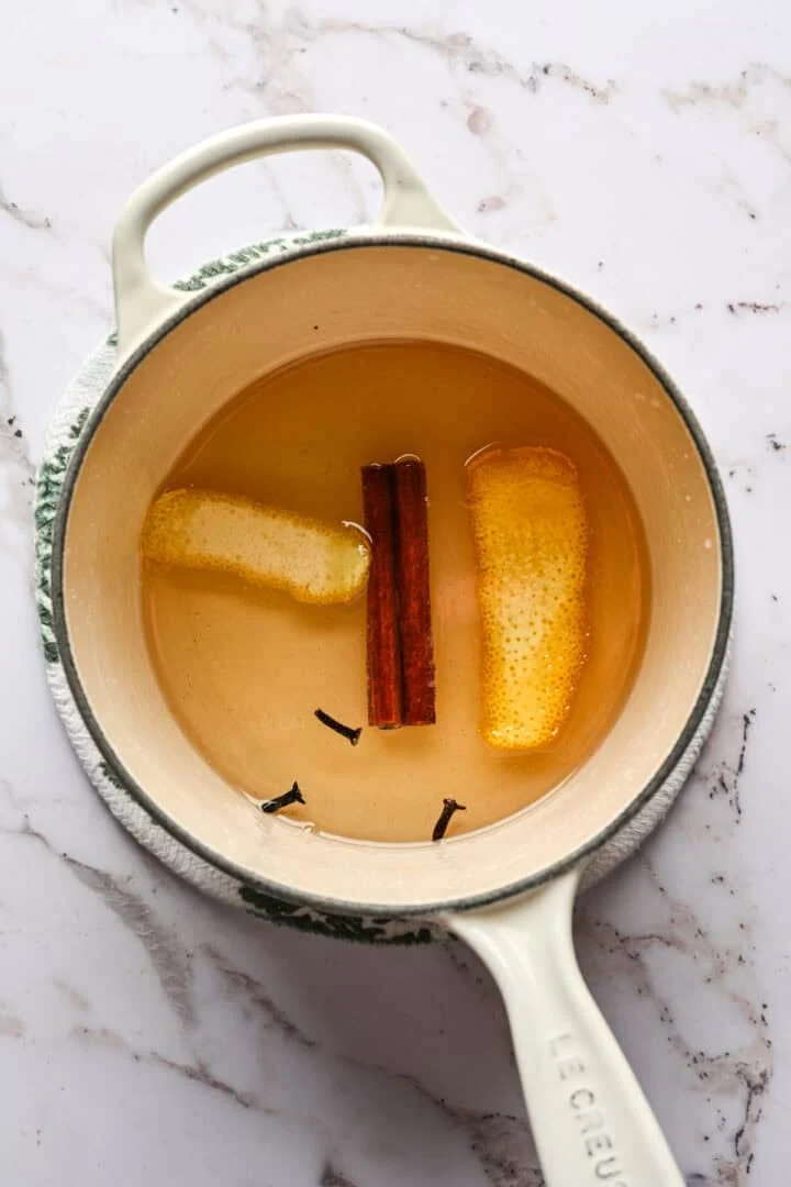 sinaasappel-kaneel-kruidnagelsiroop na infusie.