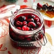 Close-up van cocktailkersen in een glazen pot.