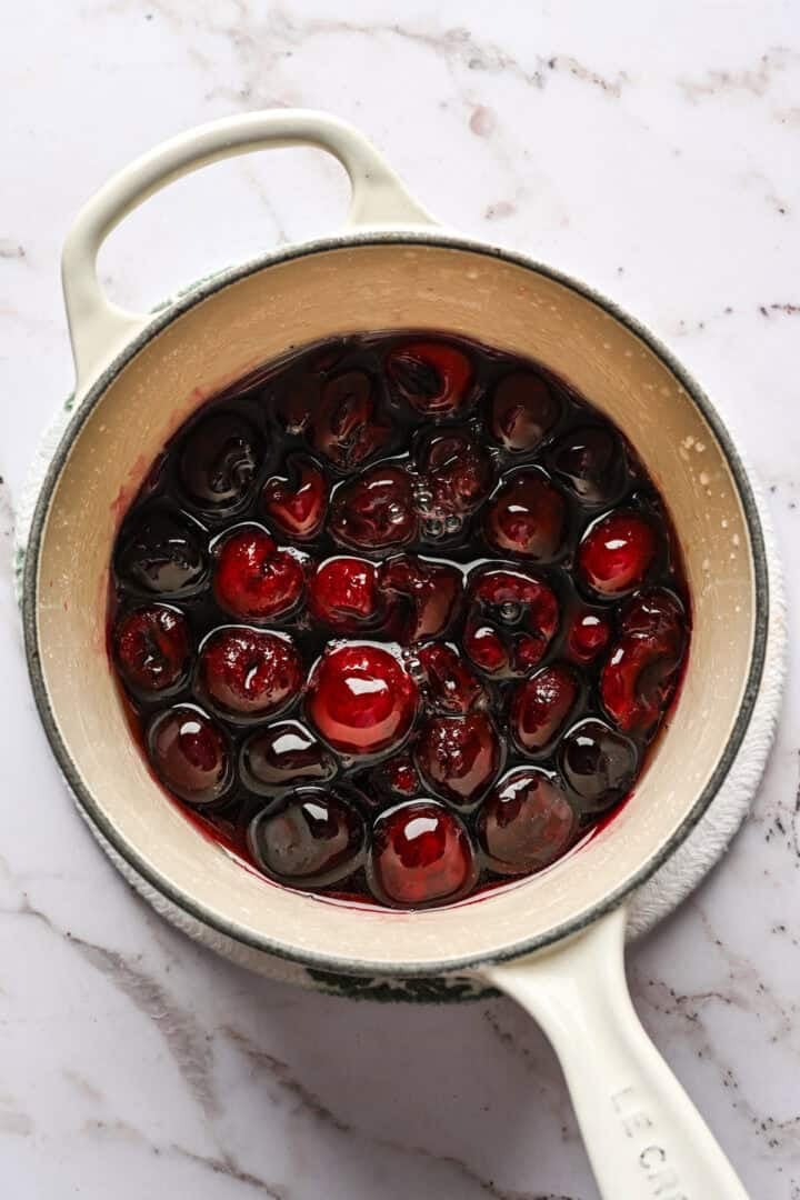 Cocktailkerseningrediënten in pan alvorens te sudderen.