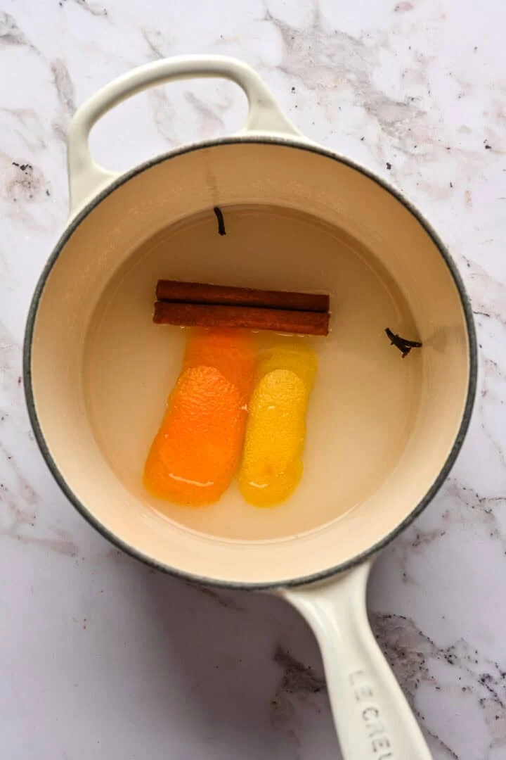 sinaasappel-kaneel-kruidnagelsiroop vóór het infuseren.