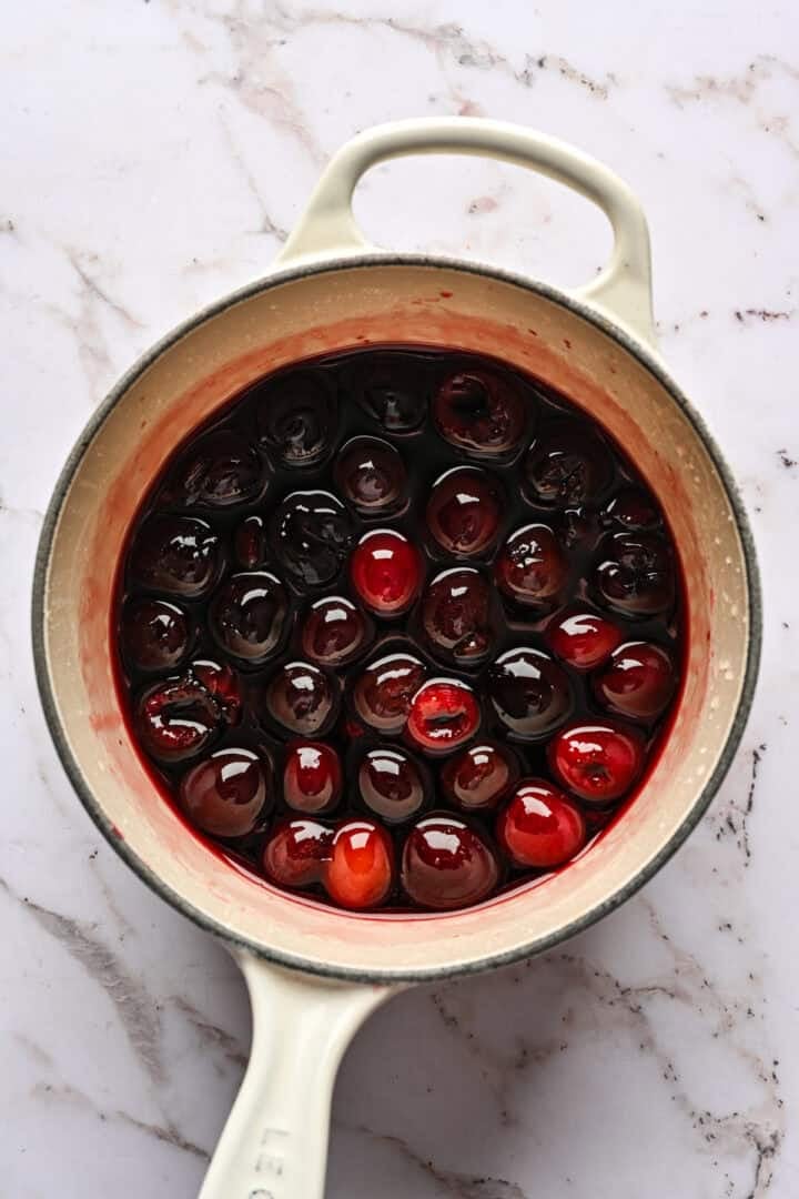 Cocktailkersingrediënten in pan na het sudderen.