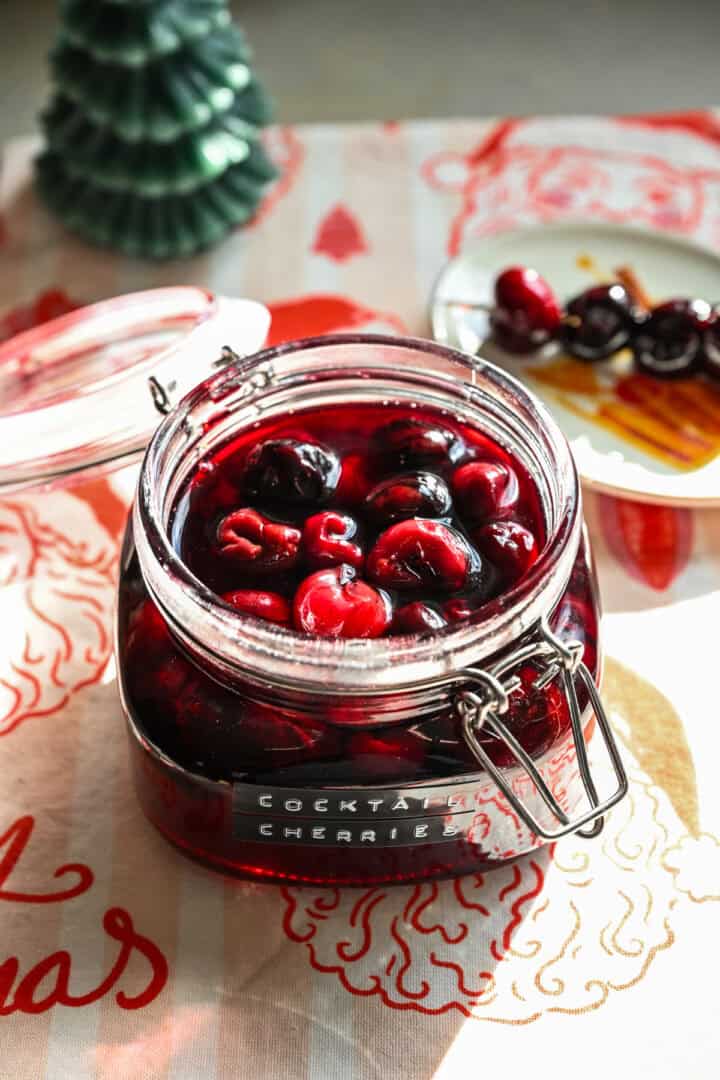 Close-up van cocktailkersen in een glazen pot.