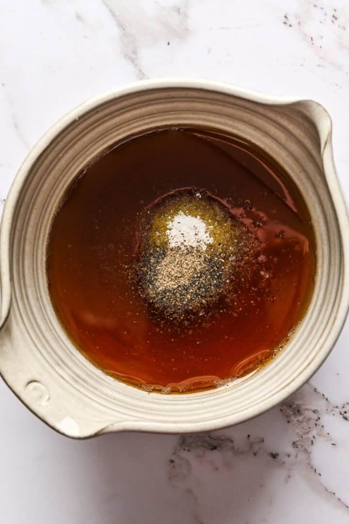 Ahornsiroop, olijfolie, zout en peper alvorens samen te kloppen.