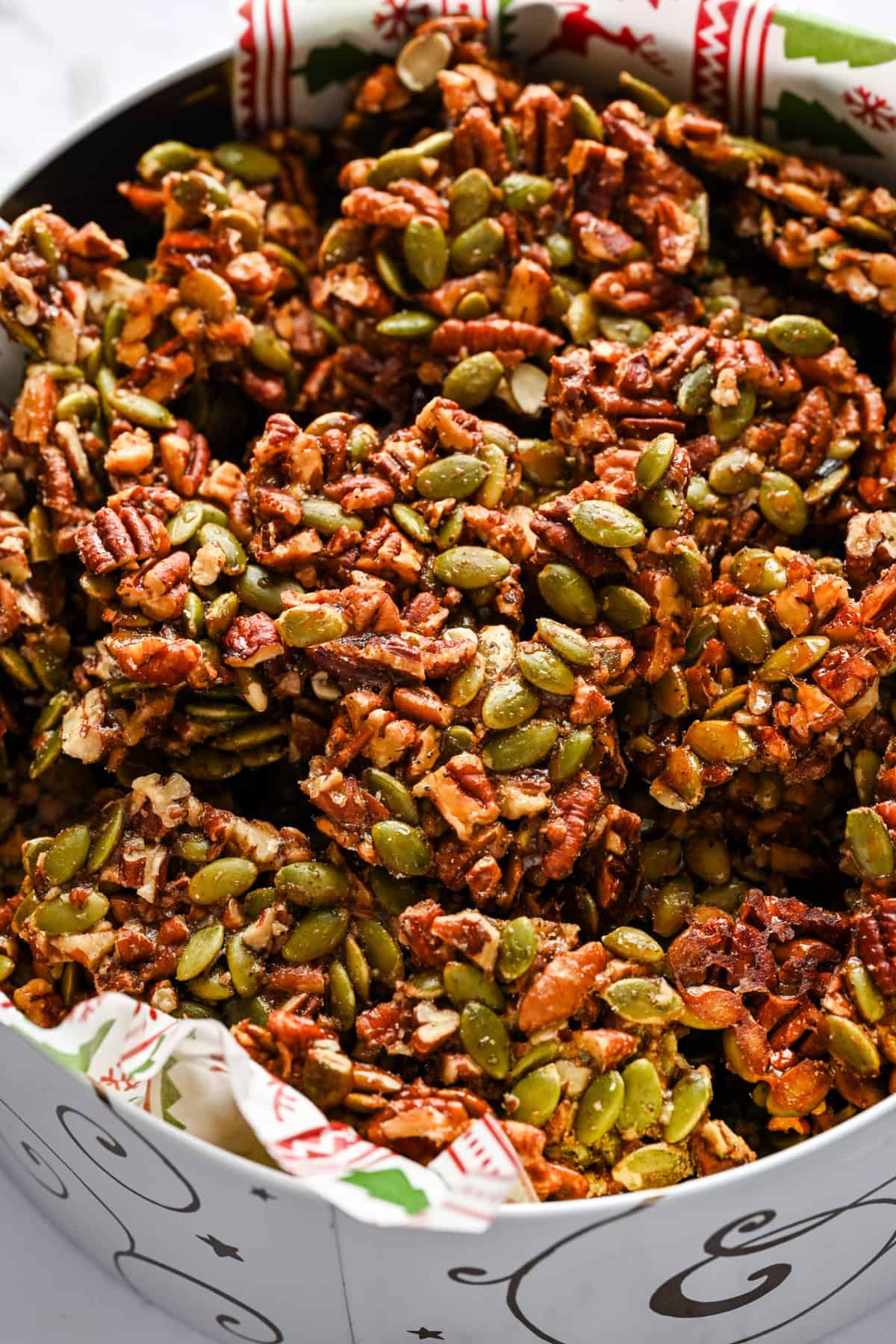 Pecan pepita brosse stukjes in een kerstcadeaublikje.