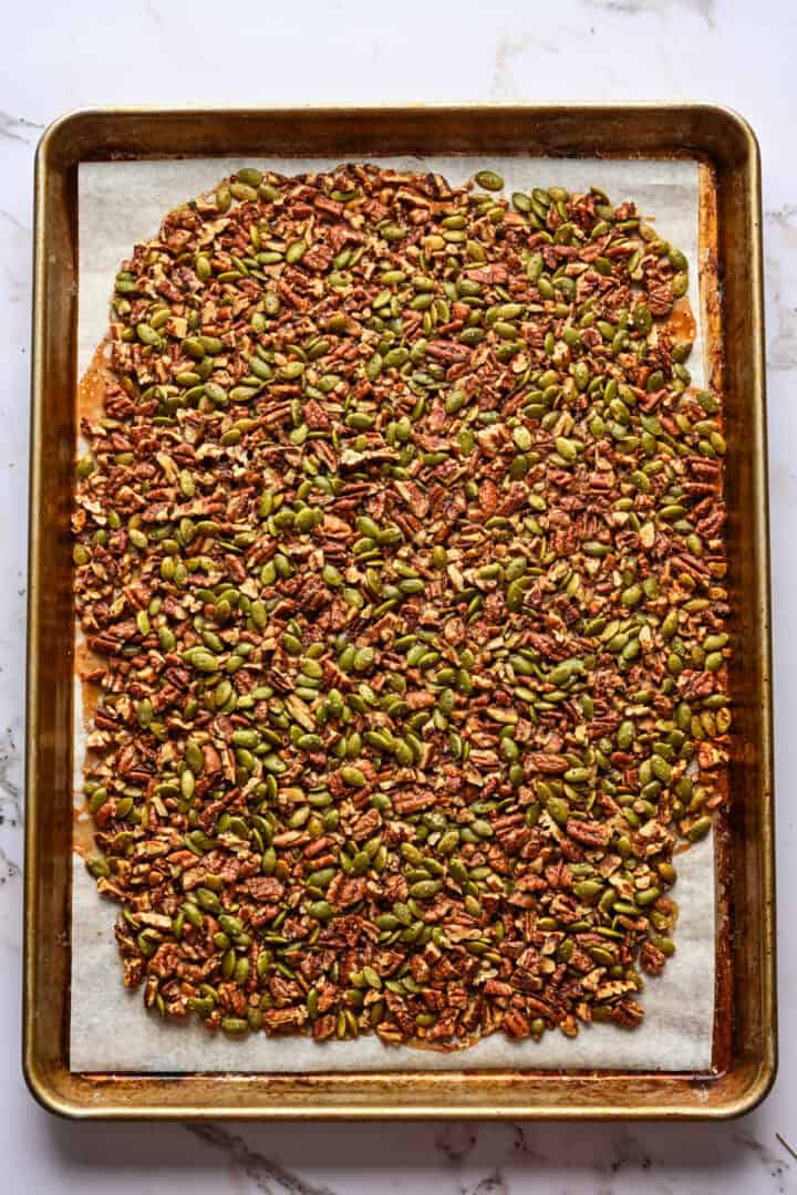 Pecan pepita bros op bakplaat na het bakken.