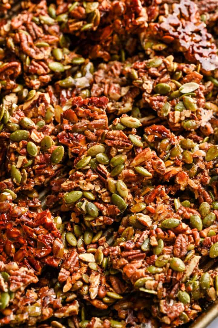 Pecan pepita bros op bakplaat na het bakken, in stukjes gebroken.