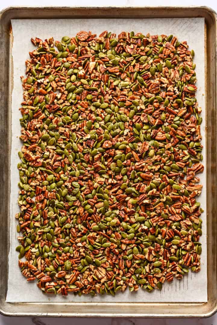 Pecan pepita bros op bakplaat vóór het bakken.