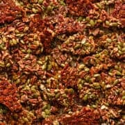 Pecan pepita bros op bakplaat na het bakken, in stukjes gebroken.