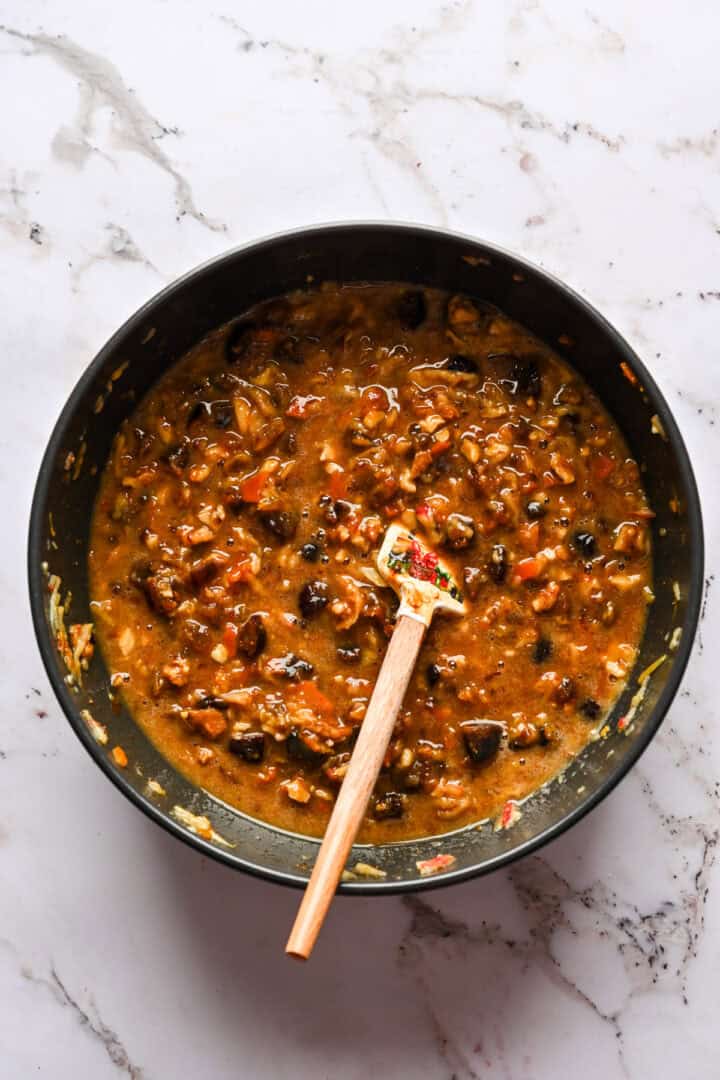 Figgy pudding natte ingrediënten met elkaar vermengd.