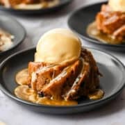 Mini vijgenpudding gegarneerd met ijs en karamelsaus.